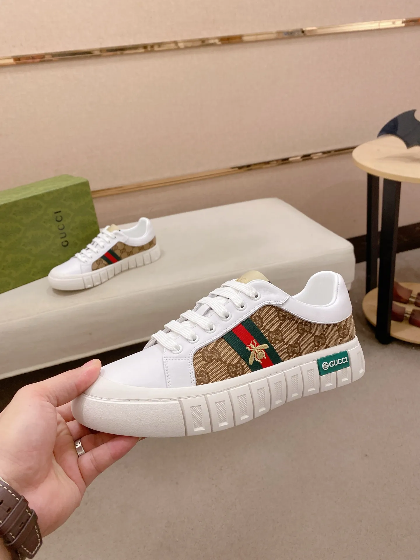 Factory price: 400💰 (GUCCI) The latest model from the official website 🎁🎁Casual and fashionable men's shoes👟, hot style💥The version is simple and elegant, exclusive for trendy men. Unique latest brand elements from the official website👑Original decoration, fashionable and generous, the fabric is original cowhide ✅Sheepskin lining, the official website specifies wear-resistant casual outsole, the classic model is taken in kind at the counter🎬38-44 (45 is not returned or exchanged when customized)